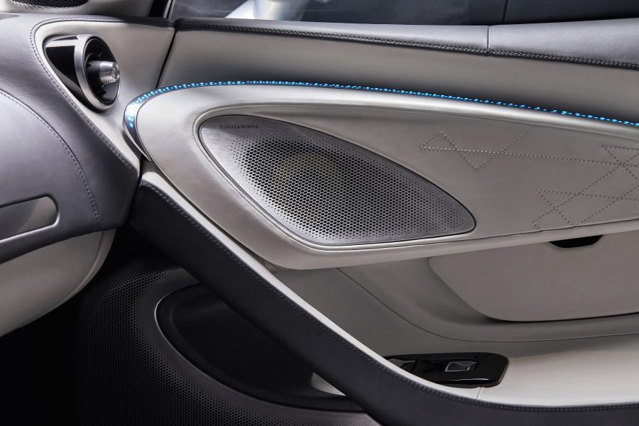 Детали интерьера McLaren GT by MSO 2019 года  (NA) (фото 10 из 18)
